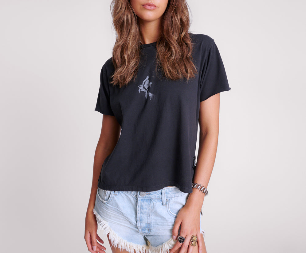 BLACK GRAFFITI BIRD SPLIT HEM TEE