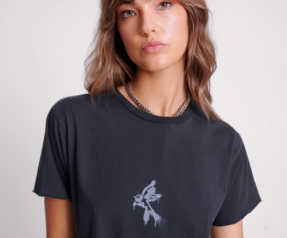 BLACK GRAFFITI BIRD SPLIT HEM TEE